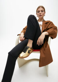 deportiva-metalizada-y-detalles-en-efecto-purpurina