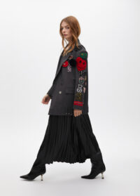 americana-cruzada-oversize-detalle-parches-6