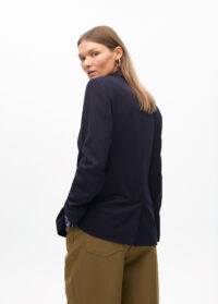 americana-raya-diplomatica-con-detalle-joya-en-solapa-6