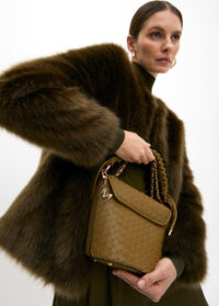 bandolera-con-solapa-material-trenzado-efecto-piel-14