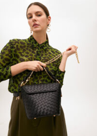 bandolera-con-solapa-material-trenzado-efecto-piel-2