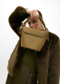 bandolera-con-solapa-material-trenzado-efecto-piel-9