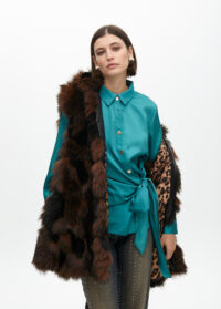 camisa-con-cuello-y-detalle-nudo-en-bajo-3