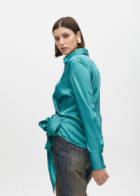 camisa-con-cuello-y-detalle-nudo-en-bajo-5