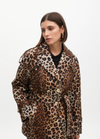 chaqueton-tipo-trench-corto-en-animal-print-con-cinturon-3