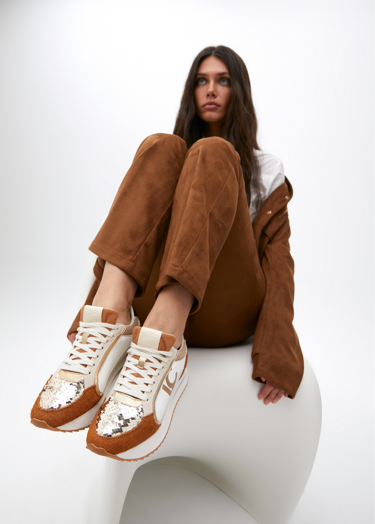 deportiva-con-suela-de-diferentes-texturas-y-detalles-en-piel-3