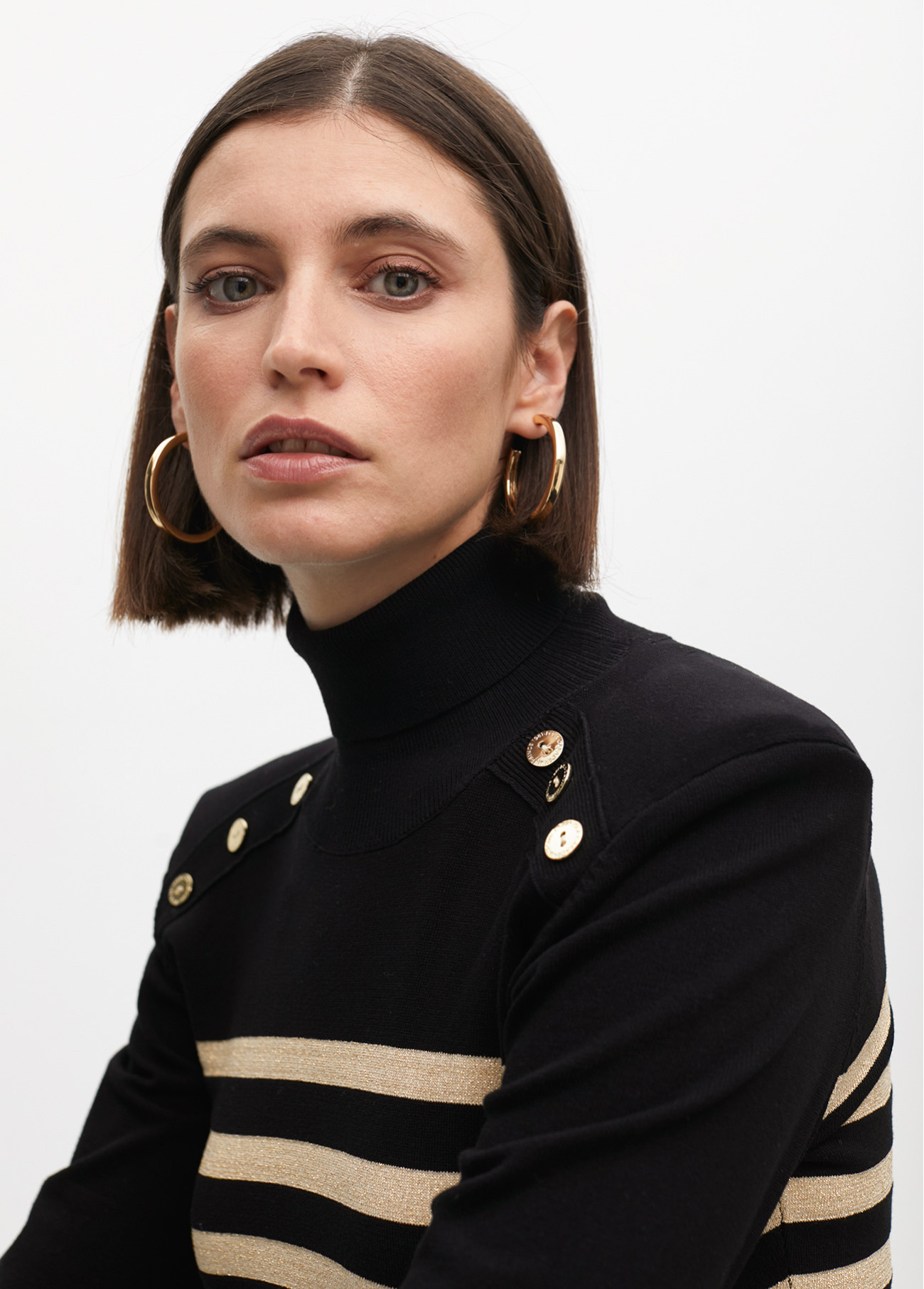 jersey-cuello-alto-rayas-doradas-con-detalle-botones-4