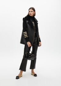 jersey-cuello-alto-rayas-doradas-con-detalle-botones-5