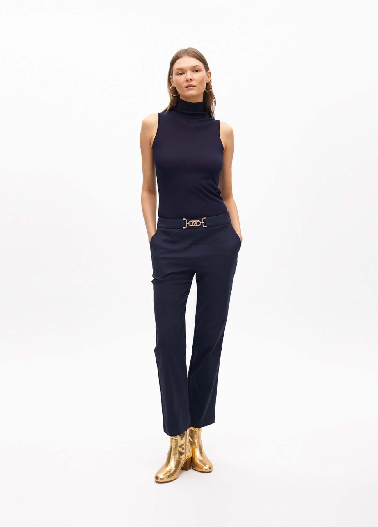 pantalon-campanita-cropped-con-detalle-joya-en-cintura