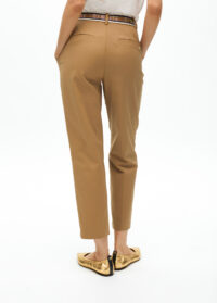 pantalon-chino-con-goma-logotipada-en-strass-10