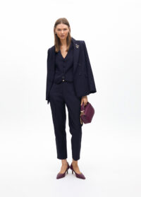 pantalon-chino-con-goma-logotipada-en-strass-12