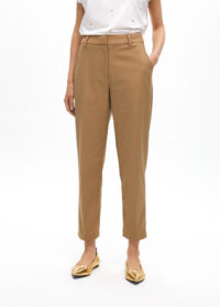 pantalon-chino-con-goma-logotipada-en-strass-7