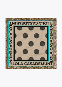 panuelo-estampado-topos-y-logo-2