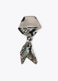 panuelo-estampado-topos-y-logo-3