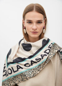 panuelo-estampado-topos-y-logo-6