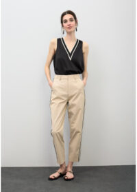 calca-reta-com-faixas-laterais-listradas