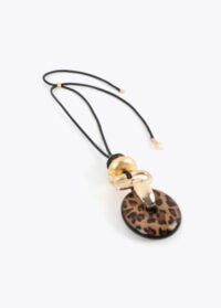 colar-longo-com-pingente-animal-print-e-dourado (2)