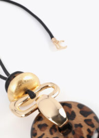colar-longo-com-pingente-animal-print-e-dourado (4)