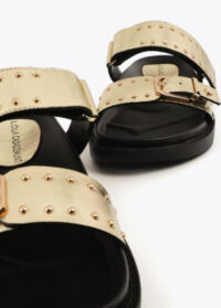 sandalia-plana-con-tiras-y-detalles-metalicos (1)