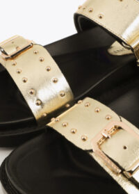 sandalia-plana-con-tiras-y-detalles-metalicos (4)