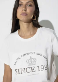 camiseta-branca-com-strass-e-tachas