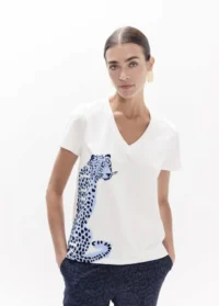 t-shirt-com-decote-em-v-com-aberturas-laterais-e-grafico-lateral-leopardo-be-wild-