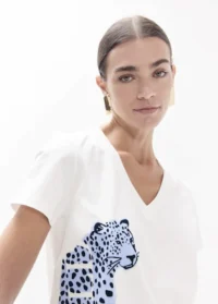 t-shirt-com-decote-em-v-com-aberturas-laterais-e-grafico-lateral-leopardo-be-wild- (2)