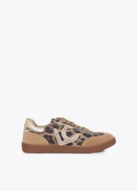 tenis-com-logo-e-tachas-estampa-animal