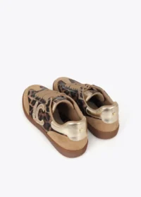 tenis-com-logo-e-tachas-estampa-animal (3)