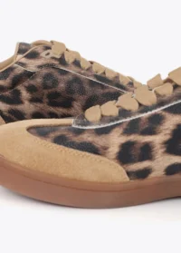 tenis-com-logo-e-tachas-estampa-animal (5)