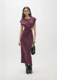 vestido-midi-sem-mangas-com-lurex-e-peca-dourada-central