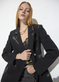 blazer-com-filas-de-tachas-e-imagens (1)