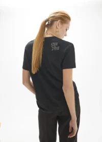 t-shirt-gola-v-com-aberturas-laterais-algodao-linho-estampado-e-mini-tachas (2)