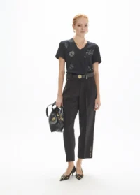 t-shirt-gola-v-com-aberturas-laterais-algodao-linho-estampado-e-mini-tachas