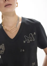 t-shirt-gola-v-com-aberturas-laterais-algodao-linho-estampado-e-mini-tachas (3)