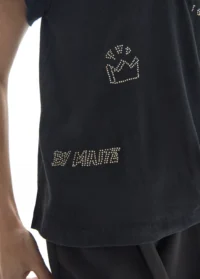 t-shirt-gola-v-com-aberturas-laterais-algodao-linho-estampado-e-mini-tachas (4)