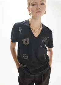 t-shirt-gola-v-com-aberturas-laterais-algodao-linho-estampado-e-mini-tachas (6)