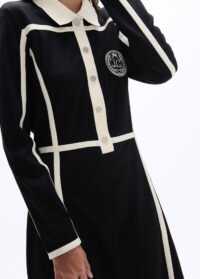 vestido-curto-em-malha-roma-gola-polo-com-faixas-bicolores-contrastantes-e-emblema-frontal (2)
