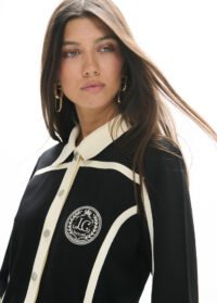 vestido-curto-em-malha-roma-gola-polo-com-faixas-bicolores-contrastantes-e-emblema-frontal (4)