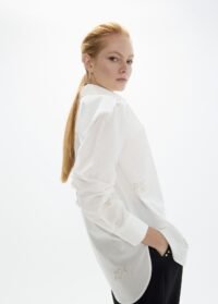 camisa-oversized-com-tachas-douradas-e-desenhos-posicionados (2)